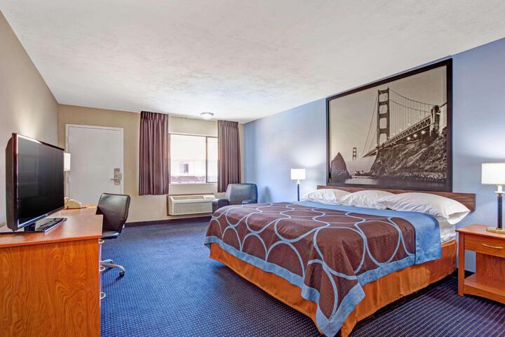 1 King Bed (8 of 10)
