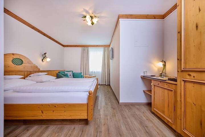 Room 44 of 106