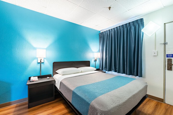 1 Queen Bed (3 of 16)