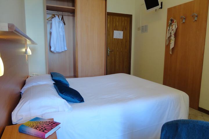 Room 32 of 79