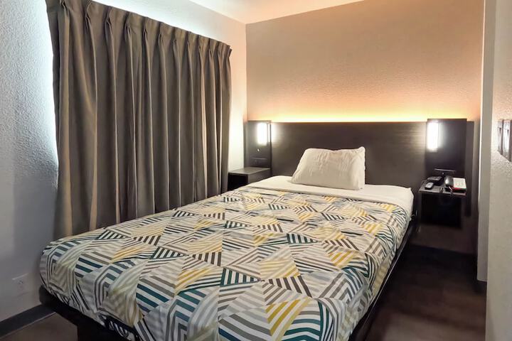 Room 6 of 18