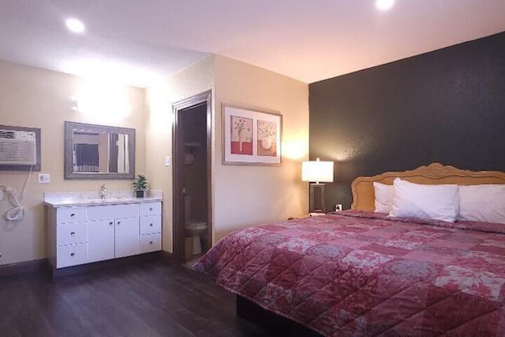 Economy Single Room 1 King Bed Private Bathroom (3 of 6)