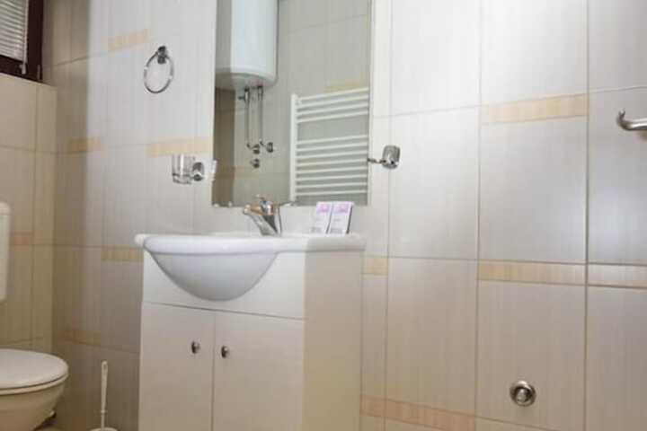 Room 7 of 14