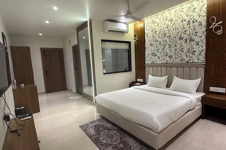 Room 6 of 10