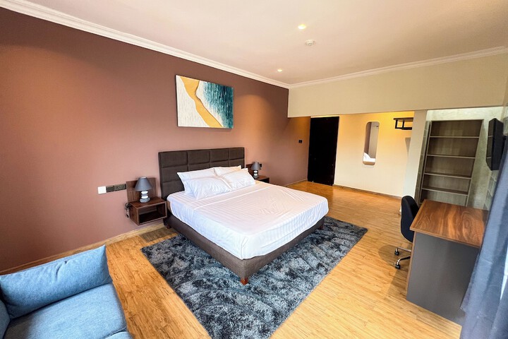 Room 13 of 28