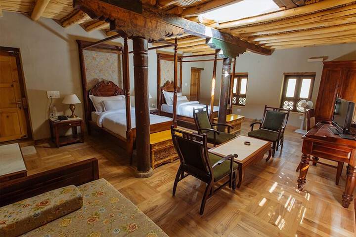 Room 4 of 18