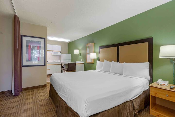 Deluxe Studio King Bed (6 of 10)