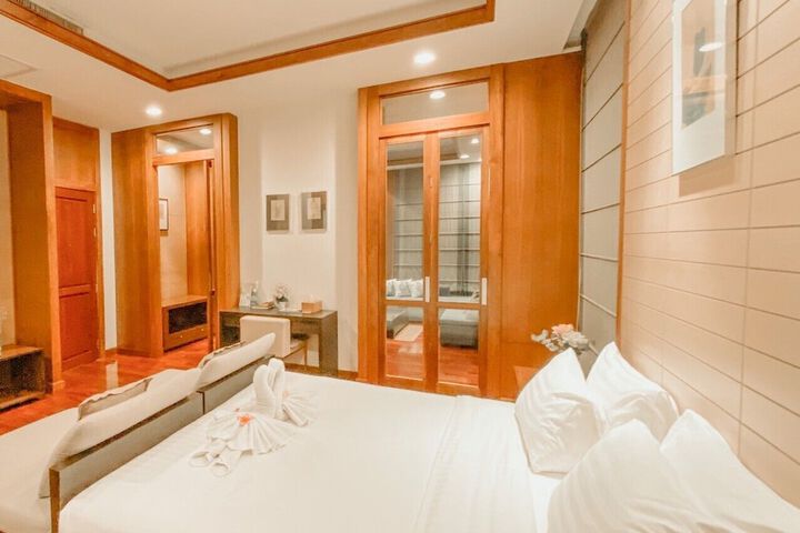Room 4 of 77