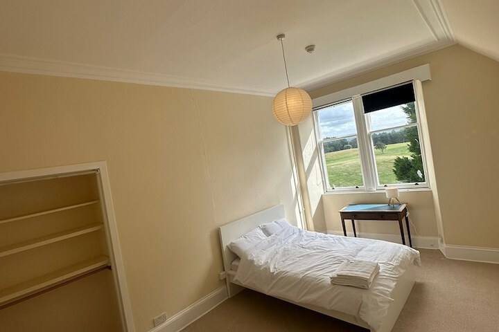 Room 10 of 32