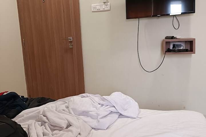 Room 5 of 12