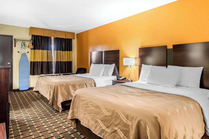 1 Queen Bed (12 of 16)