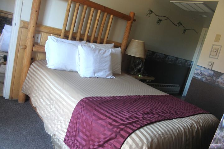1 Queen Bed (18 of 36)