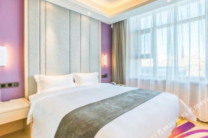 Li Feng Hotel (Wulanhot Wuyi Square)