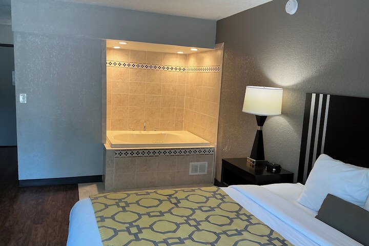 Room 10 of 14