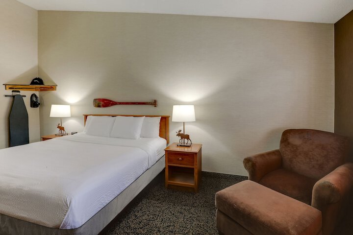 Deluxe King Bed Accessible (7 of 15)