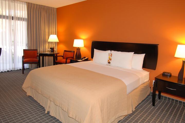 Executive King Bed (9 of 17)