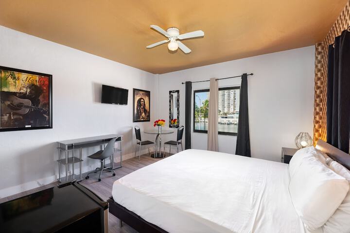 1 King Bed (5 of 9)