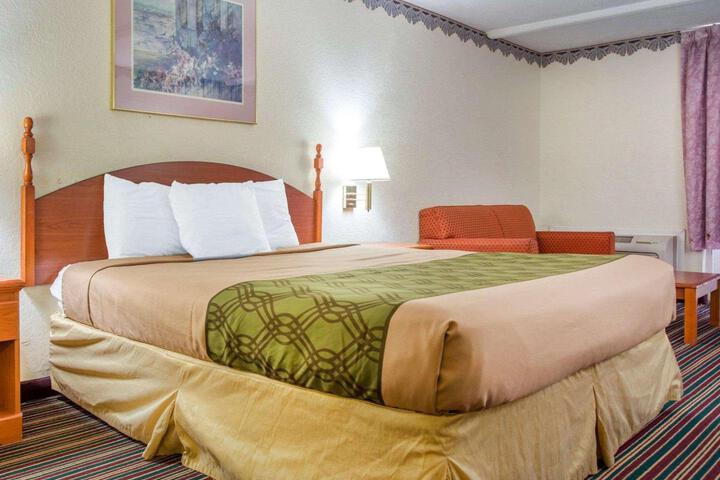 1 King Bed (5 of 17)