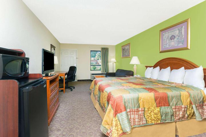 2 Queen Beds (5 of 8)