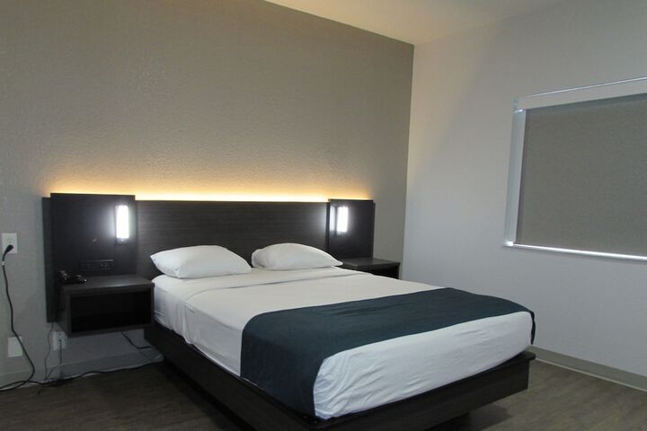 1 Queen Bed (1 of 7)