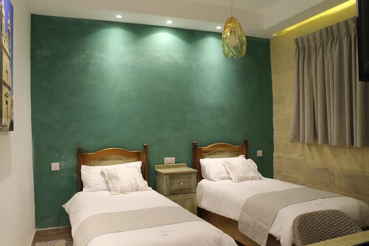 Room 6 of 75