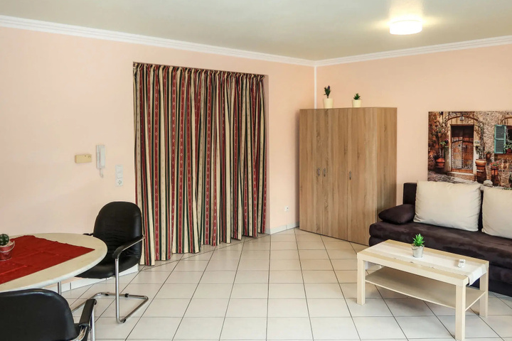 Room 4 of 11