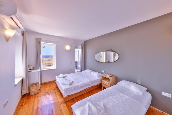 Room 3 of 87