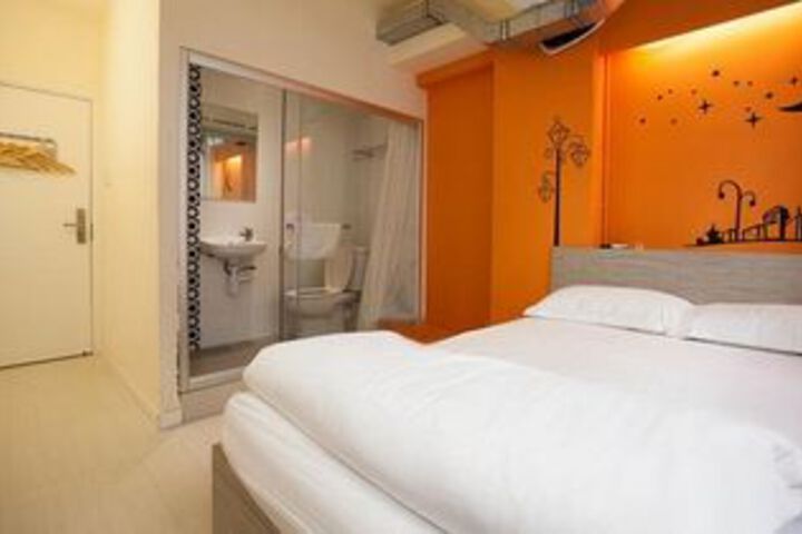 Room 32 of 93