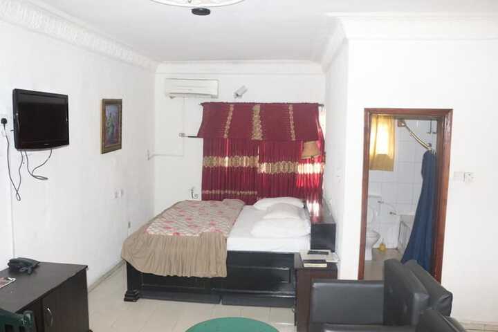 Room 7 of 18