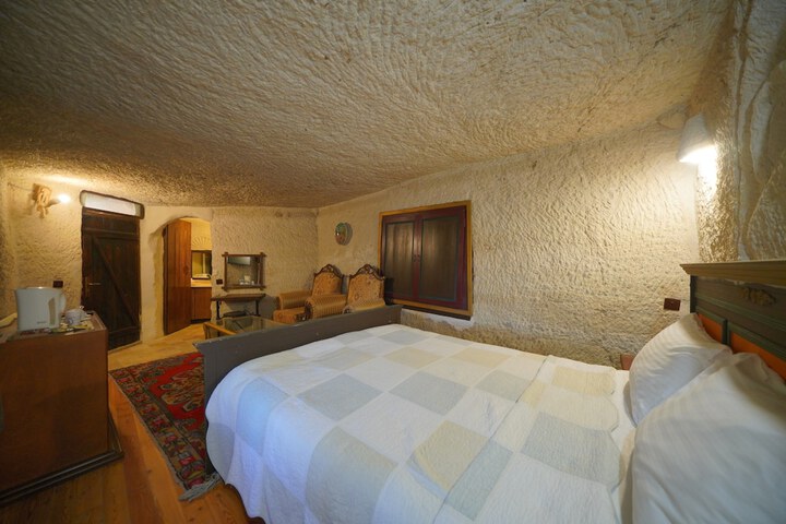 Room 27 of 83