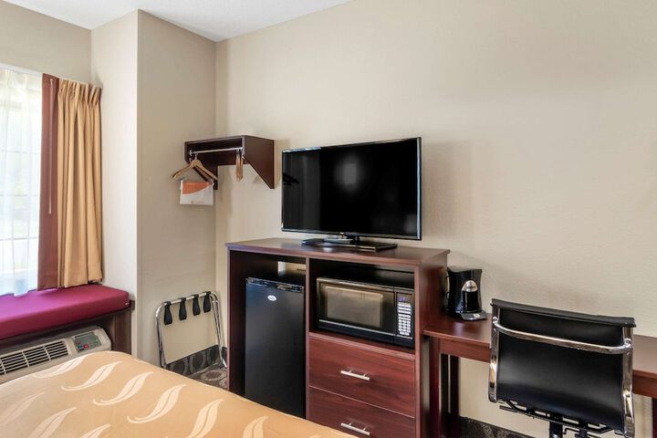 1 Queen Bed (3 of 22)