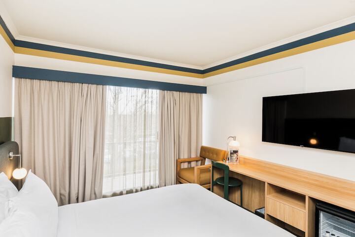 Room 27 of 69
