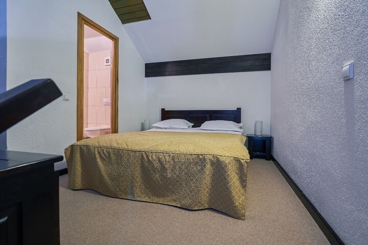 Room 10 of 28