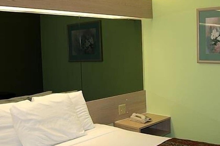 Room 12 of 33