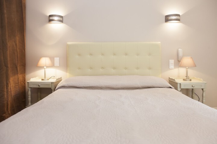Room 2 of 77
