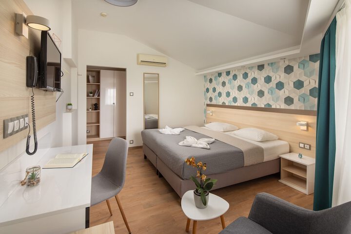 Room 15 of 48