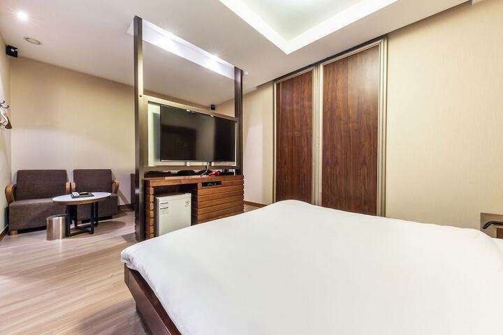 Room 7 of 11