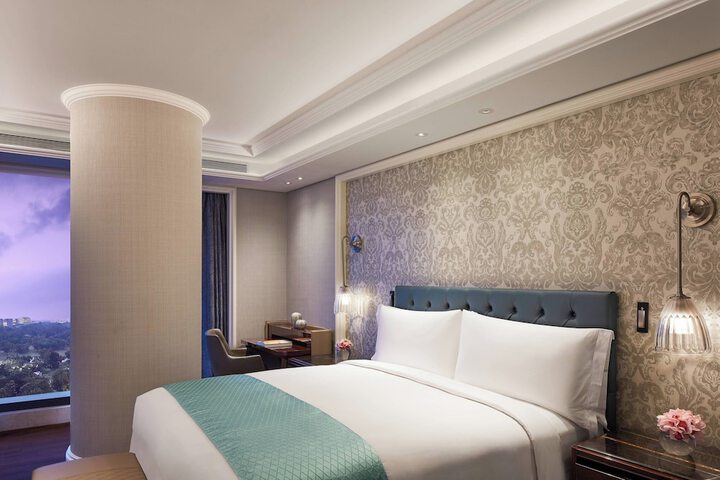 Room 5 of 76