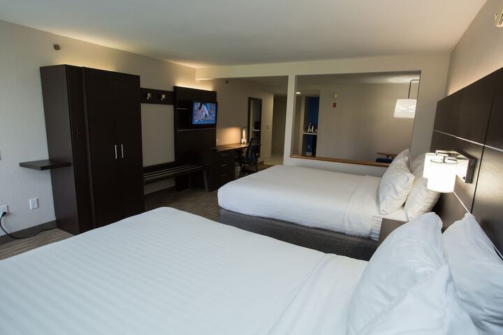 2 Queen Beds (15 of 17)