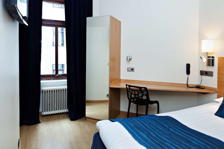 Room 12 of 38