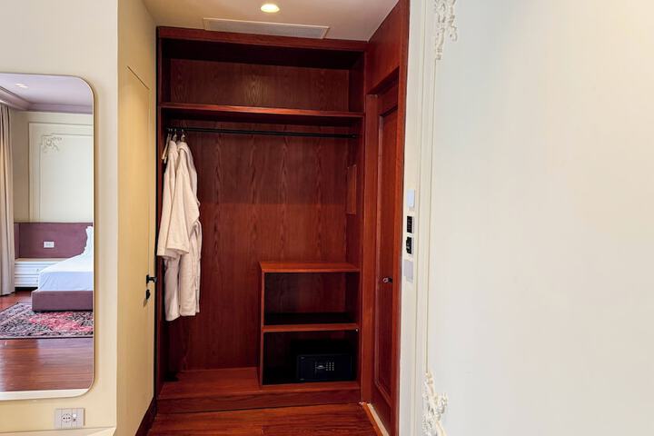Room 60 of 96