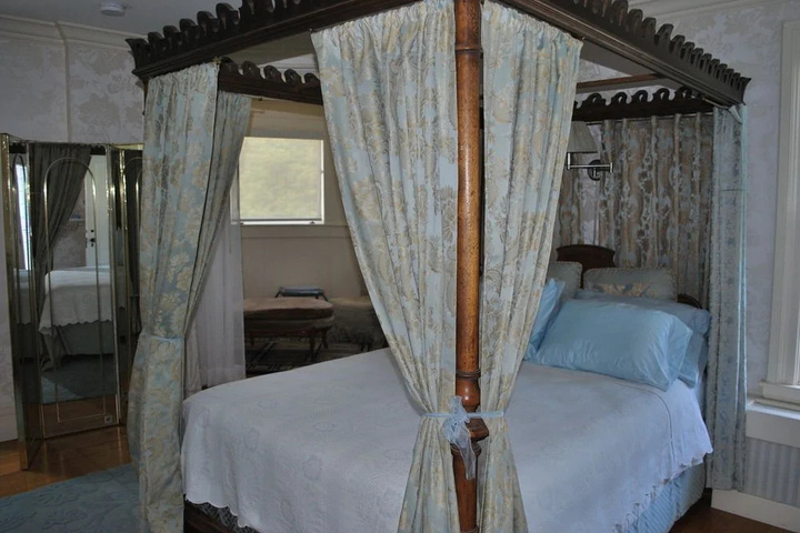 Room 6 of 13