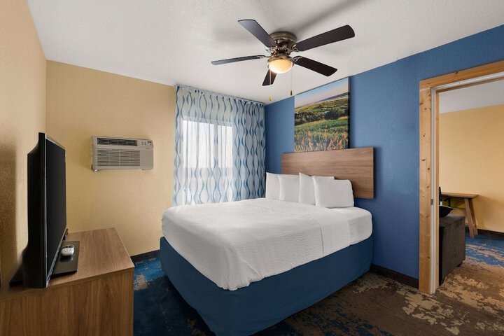 1 Queen Bed (22 of 29)