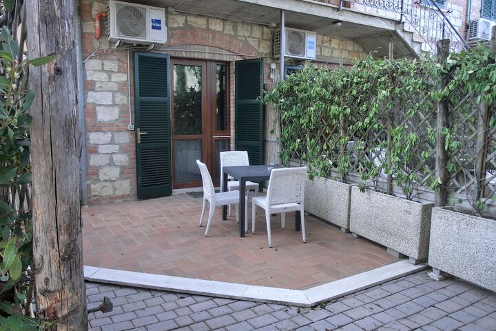 Room 10 of 98