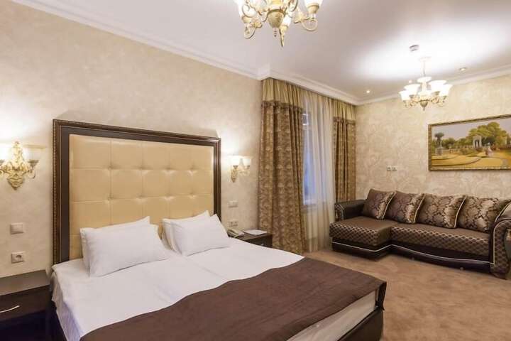 Room 28 of 143