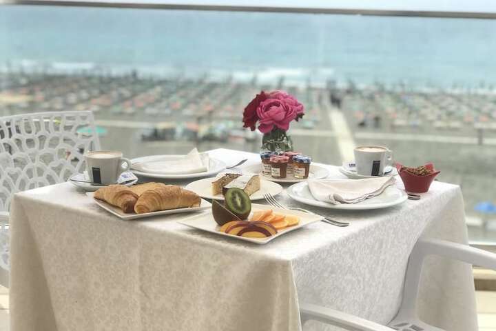 Dining 10 of 12