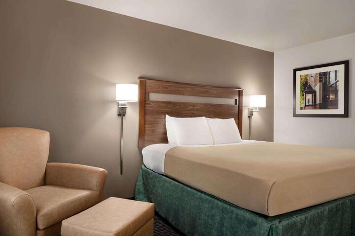 1 Queen Bed (1 of 10)