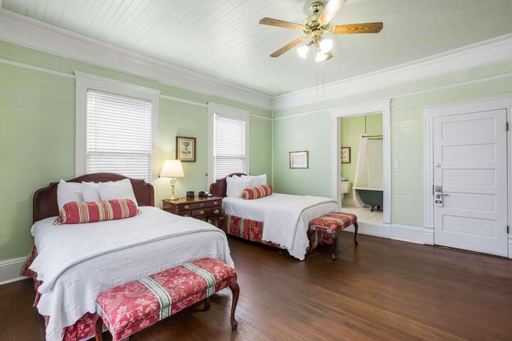 1 King Bed (5 of 8)
