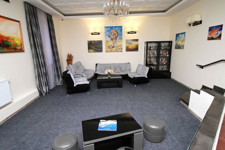 Lobby lounge