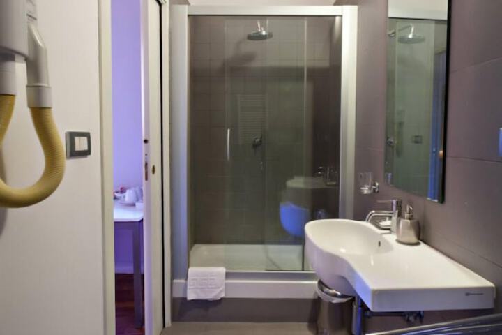 Room 21 of 27